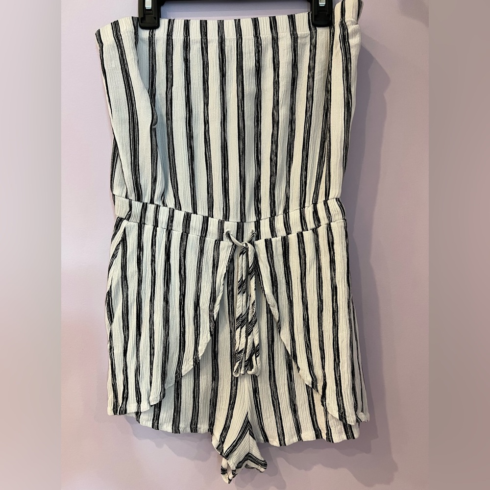 LA Hearts Pacsun Women’s Small Romper. Strapless black and white with real tie